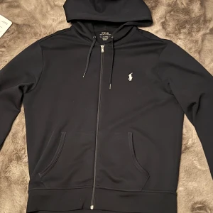 Polo zip hoodie - Storlek M Ny skick