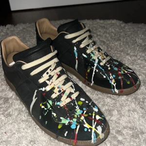 Maison margiela gats  - Säljer dessa trendiga maison margiela gats för 3650kr. Nypris 7200kr.  Skick 9/10 Dma för fler frågor eller funderingar!