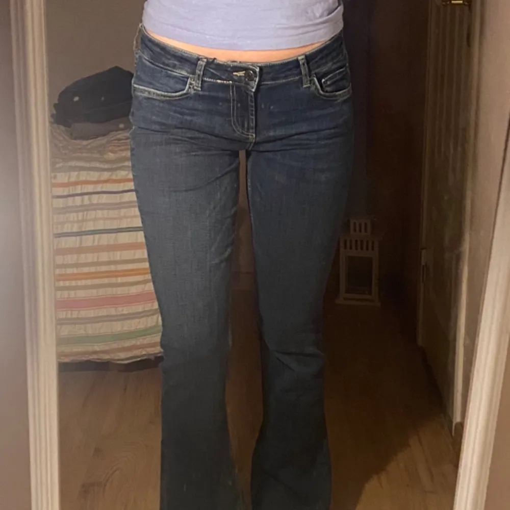 Super snygga jeans, Aldrig använda lappen sitter kvar ❤️❤️Först till kvarn, jag skickar via post, möts Ej upp🌸. Jeans & Byxor.