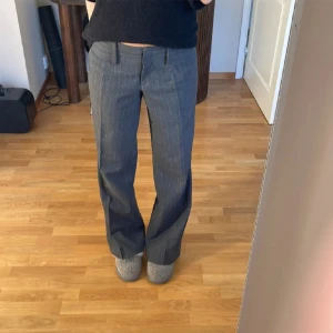 Gråa kostymbyxor (low waist) - Säljer dessa skitsnygga low waist vintage kostymbyxorna som knappt är använda💕