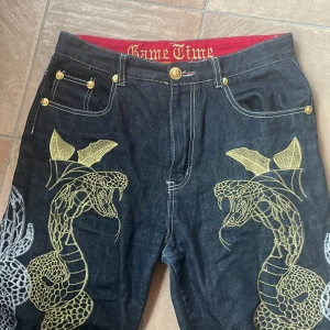 JEANS MED TRYCK - Coolaste jeansen jag äger, med ascoola broderitryck och många fina detaljer.❤️säljer pga inte min stil längre Midjemått: 43cm Yttre benlängd: 107cm Inre benlängd: 70cm