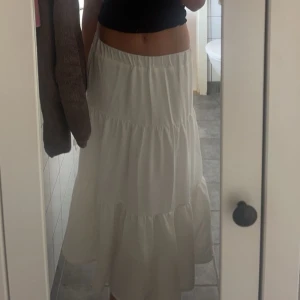 Vit volangkjol - Vit lång volangkjol i storlek S. Använd fåtal gånger så i jättebra skick🤩