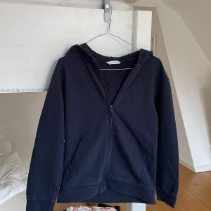 Mörkblå zip hoodie - Mörkblå zip hoodie 💞 Inga defekter förekommer!