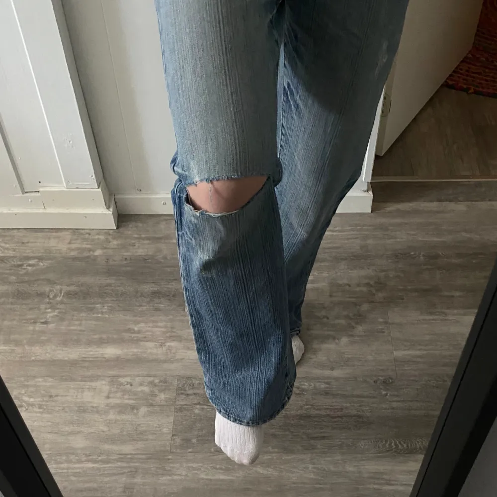 Skitsnygga vintage jeans! Äkta Dsquared2 med håll på vänster knät, finns tecken på användning nere vid byxänden men annars fint skick 💙 Orginalpris är över 2000, jag säljer mina för 600kr! (Jag är 170cm lång för referens, de är lång på mig). Jeans & Byxor.