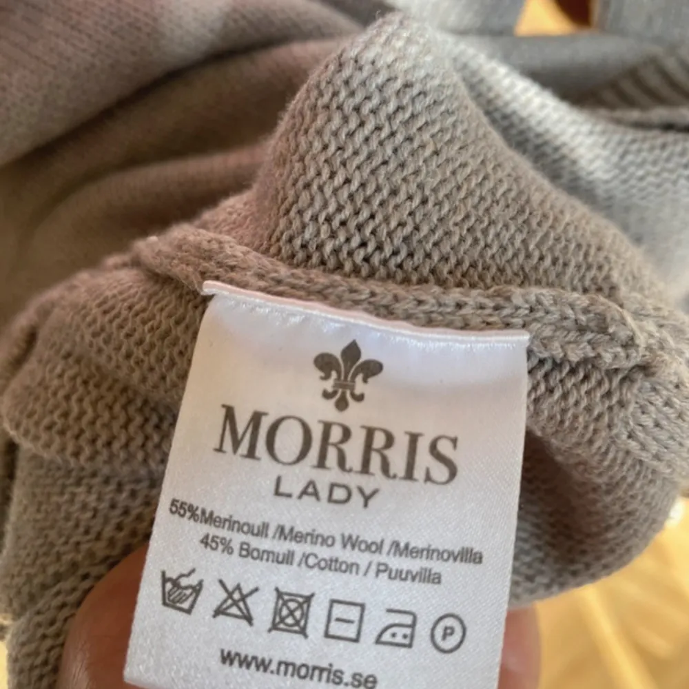 Säljer denna stickade Morris lady tröja då den inte passar. Den kostar runt 700-800kr ny men säljer nu för 150kr priset går att diskutera! Hör av er vid frågor 💗. Tröjor & Koftor.