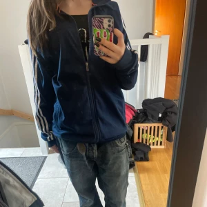 As cool adidas tröja - As cool adidas tröja, den är mörkblå med vita streck, oversized men sitter snyggt, jätte bra skick