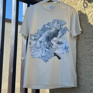 Maison margiela t-shirt Storlek M (50) Skick 9/10 Köpt i Italien tyvärr inget kvitto eller original förpackning  Nypris 3000kr