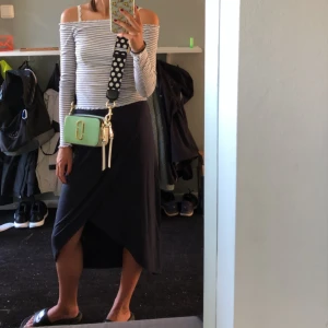 Hollister off shoulder tröja - Superfin randig off shoulder tröja från Hollister i fint skick. Fina detaljer i ärmarna och ändarna. Skönt, mjukt oxh stretchigt material och ribbad. 