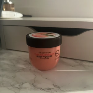 The Body Lotion - Helt oanvänd, fick i present men gillade inte doften. Det är body lotion yogurt i lukten pink grapefruit! Jag har den i en annan lukt och den är väldigt lätt på huden och jag älskar att använda den efter duschen! 