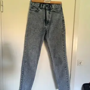 Jeans i nyskick, säljer då de blivit för små  Köparen står för frakten