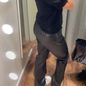 skinnbyxor - helt nya skinnbyxor från BikBok, köpta bara för någon månad sedan och använda 1-2 ggr. I storlek XS, nypris är 599! 🩷