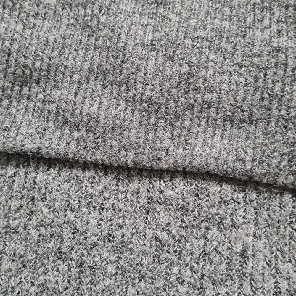 En jättesöt mörkgrå stickad off-shoulder tröja från hm🩷 Använd 1 eller 2 gånger. Jättefint skick och utan defekter. Det är bara att skriva vid frågor, köparen står för frakt och den tvättas självklart innan jag postar. Tryck gärna 