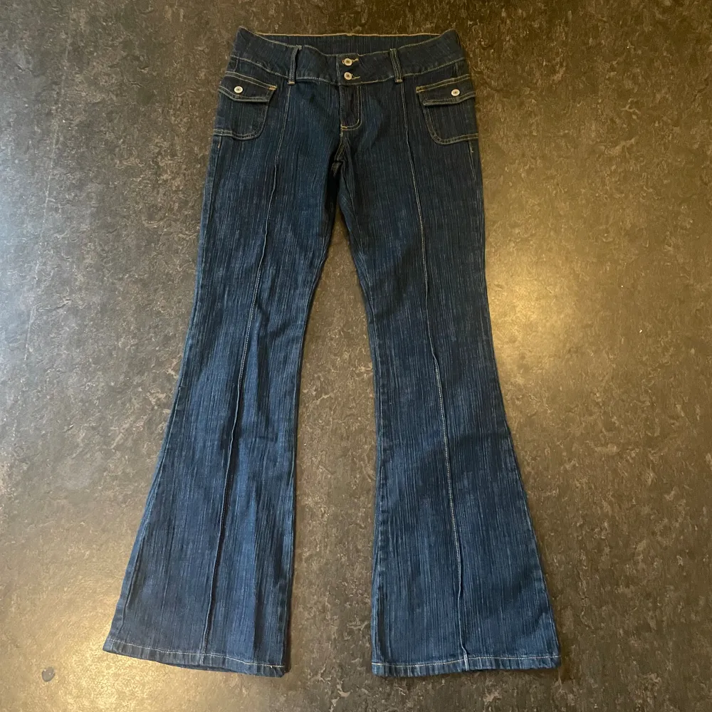 helt oanvända! lågmidjade & bootcut jeans från brandy melville. är för långa på 158 cm. midjemått tvärs över: 38 cm. innerbenslängd: ca 81 cm. ORGINAL PRIS: 600 kr. Jeans & Byxor.