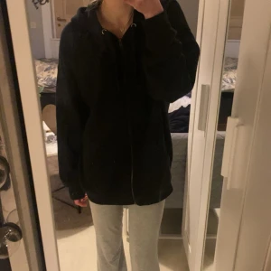 oversized ziphoodie - Jättemysig oversized tröja men den kommer tyvärr inte till användning. Använt max 3 gånger!💗 Köpt för 150kr men säljer för 100kr! Kom privat vid behov av fler bilder!💓 Köpare står för frakt!💓