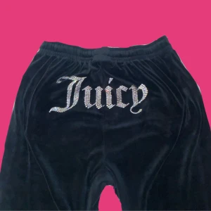 Juicy couture sweatpants - Köpta direkt från juicys hemsida för 1000kr och har aldrig använt ens en gång eftersom jag köpte fel storlek🩷 HELT NYSKICK!! 