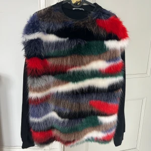 Zara tjocktröja - Tröja från Zara i storlek M. Svart rygg - ingen päls