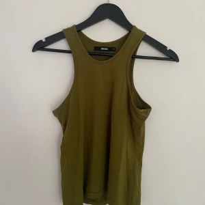 Olivgrön tanktopp - Aldrig använd.