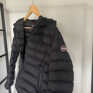 Colmar jacka  - Hög kvalitet jacka från colmar Ny skick använd fåtal gånger  Stl: 160- 165 cm lång  