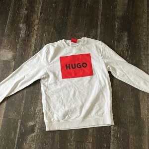 Hugo boss tröja, storlek L men har krympt så passar M.  - Skick 9/10 inte använd mycket  Fick den av pappa när den krympt och nu så hänger den bara i garderoben.  Märke Hugo boss. Nypris 1200kr 