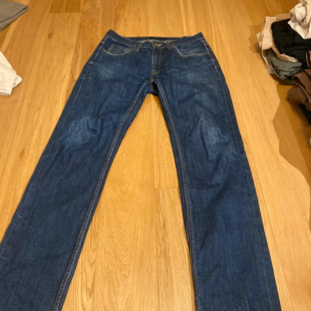Ett par lågmidjade jeans med raka ben. Passar någon med storlek S/M. Jeans & Byxor.