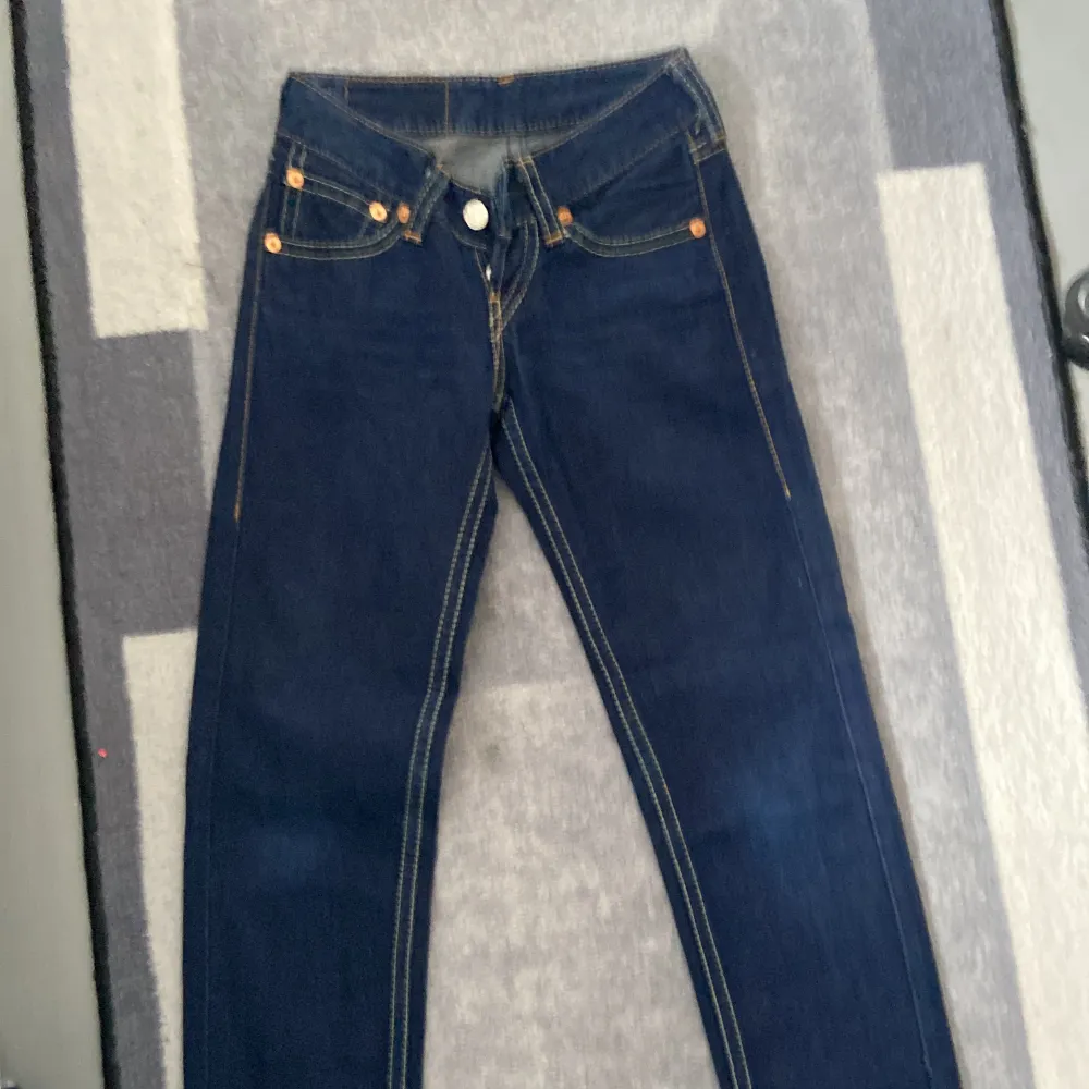 Levi byxor  W26 L32 Säljs eftersom att dom var för små för mig . Jeans & Byxor.