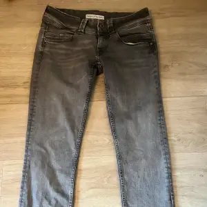 Jättesnygga Low waist Pepe jeans Low waist i storlek 31 men skulle nog säga mer åt 29 hållet då de är tajta vid midjan och längden 32❤️
