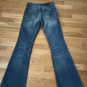 Svinsnygga lågmidjade bootcut jeans från lee, som tyvärr har blivit försmå. I väldigt bra skick utan några defekter. Innerbensmåttet är cirka 81cm och midjemåttet är ca 35cm tvärsöver. Har inga bilder på då dom är försmå. Pris kan diskuteras ❤️❤️
