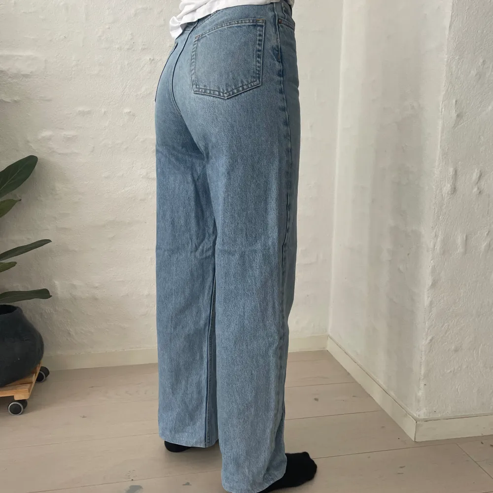 Högmidjade wide leg jeans från & Other Stories. De är i bra skick men upplagda med enkelsöm. Innerbenslängd: 72 cm. Jeans & Byxor.