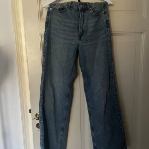 Blåa jeans  - Bara använd ett fåtal gånger och är i bra skick. 