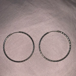 Örhängen ”hoops” äkta silver - Hoops med hamrad yta i äkta silver. Har försökt fots silverstämpel, syns på andra bilden.  Köpare står för frakt  