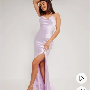 True Decadence klänning - Säljer min fina satin balklänning jag bara har använt 1 gång. Köpt för 1130kr säljer för 799kr, pris kan diskuteras via snabbaffär💕 (Storlek M men kan justeras där bakom och göras tajtare)