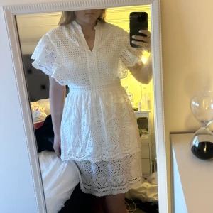 Superfin studentklänning!! - En sååå fin studentklänning från Vero Moda i strl M. Enbart provad och inga tecken på användning. Perfekt i längden på mig som är 170 cm! Påminner mycket om by malina klänningar men för en bättre peng!