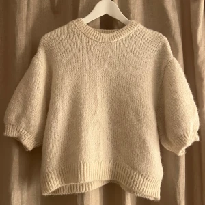 Stickad topp  - Super söt stickad topp från reserved❣️helt oanvänd. super skönt mjukt material. köptes för 500 kr men säljer nu för 300😇strl S men skulle säga att den även passar M! Köparen står för frakten❣️🙌🏼😇