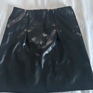 Svart kjol - Snygg kjol från asos, knappt använd. Väldigt bra skick. Kan skicka bild på privat om det önskas