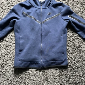 Tech fleece  - Hej säljer en tech fleece storlek 148-158 ny skick bara höra av er vid frågor 😀