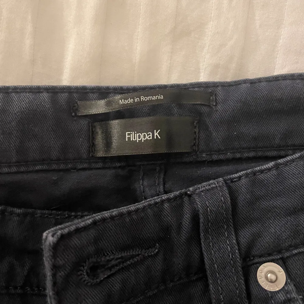 Mörkblå lågmidjade och bootcut jeans från Filippa K, storlek står inte men vet att midjemåttet rakt över är 33cm och innerbenslängden är 76cm💕. Jeans & Byxor.