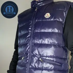 Hej, säljer denna snygga Moncler Gui västen eftersom den är för stor, skick 10/10, använd fåtal gånger, du får med dustbag, alla tags samt skydd, nypris ca 6000 kr mitt pris 2499 kr, vid frågor eller funderingar skicka Pm 📩 // Mvh HamWear 