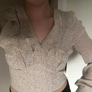 Volang blus - Super fin ljusgul volangblus från NAKD i storlek 36💕oandvänd med lapp kvar. Nypris 399kr, säljer för 250kr.