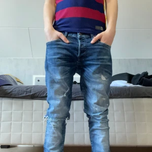 Jack & Jones jinz - Bra skicka modellen är slim/glenn nypris 799kr mitt pris 299kr hör av er om ni har några funderingar priset är nt hugget i sten 