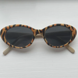 Retro solglasögon  - I använt men fint skick  Bågarna kan vara lite lösa  Små repor på glaset 