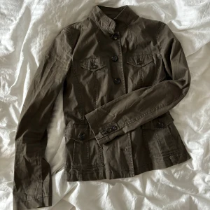 vårjacka  - Skitsnygg vårjacka i en mörkgrön färg. Säljer då den inte passar mig.