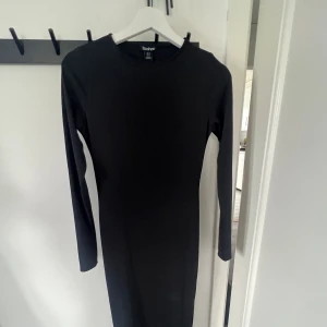 Klänning - Lång klänning, ner till fötterna