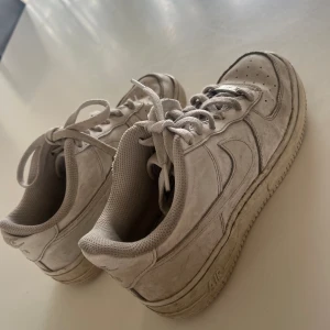 Air force one (38) - Vita air forces i storlek 38, ganska slitna men funkar fortfarande 