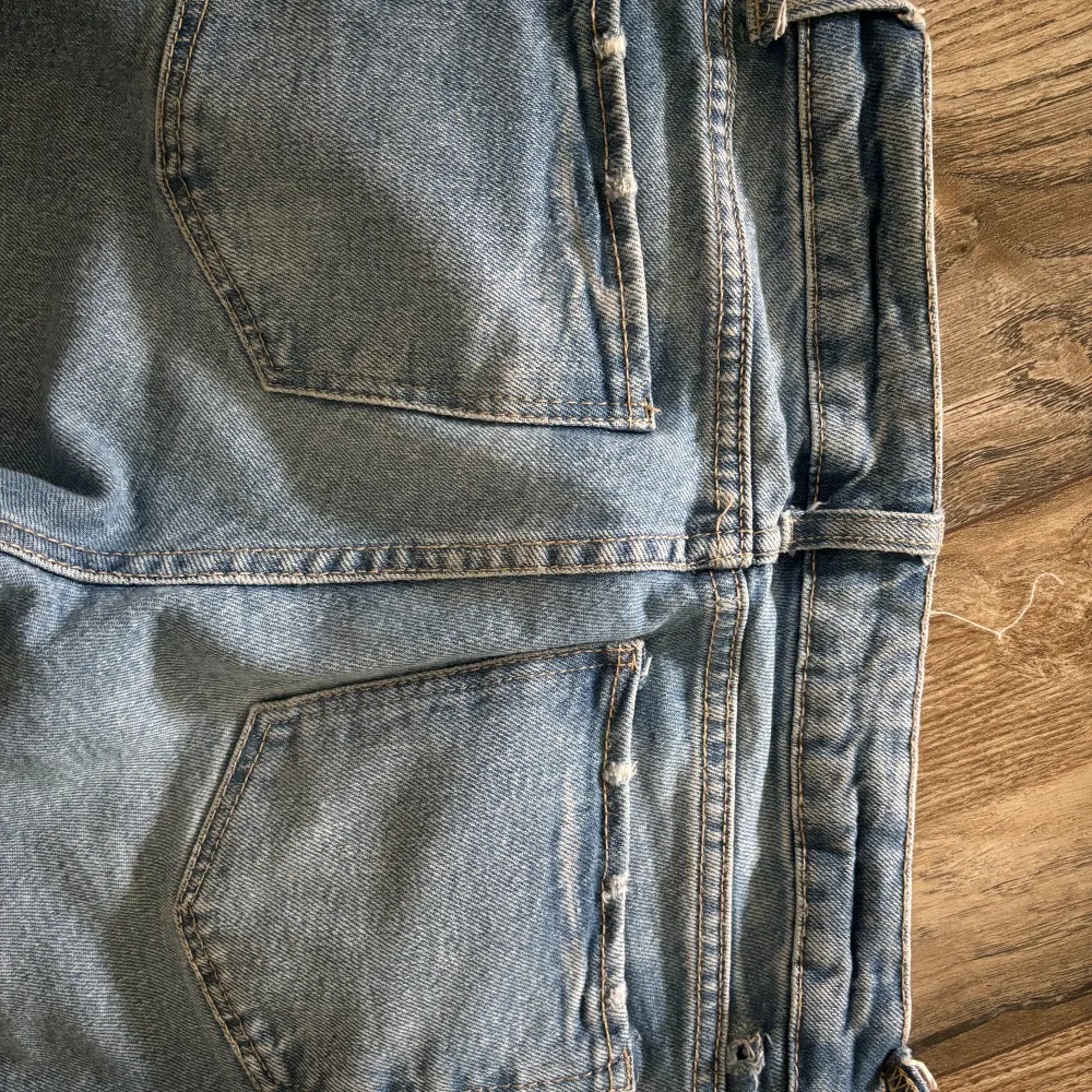 Säljer mina jeans då de inte kommer till användning. De är storlek 36 men är lite små på mig som vanligtvis har 34💕 några få tecken på användning men inget som syns mycket💕. Jeans & Byxor.