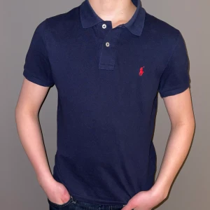 Ralph lauren piké🍾 - Säljer nu min as feta Ralph lauren pike. Den är i nyskick och är använd 4 gånger. Köpt för 1200kr och säljer för 550kr. Storleken är LARGE men passar folk som är 160-170. Tar emot byten o andra prisförslag. Han på bilden är 170 o väger 52.