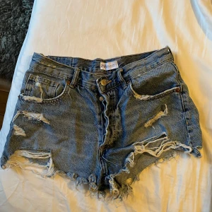 Shorts - Ett par så sjukt snygga och populära shorts ifrån Zara! De är i toppen skick! Storlek M men lite liten i storleken. Skriv privat vid mått och bilder💖