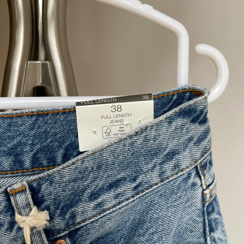 Oanvända jeans nya med etikett från Gina Tricot. (Bilderna på är inte i samma färg men det är så modellen ser ut på) Storlek: 38 Modell: Full length Jeans Ny pris: 599kr. Jeans & Byxor.