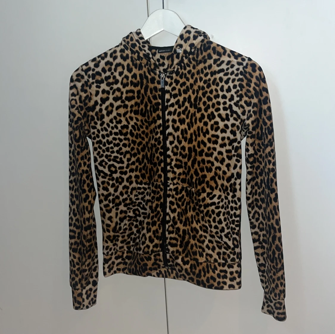 Leopard färgad zip-hoodie med luva
