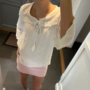 Vit blus med snörning  - Vit blus med snörning från Flash Woman i storlek S, passar även M. Fint skick. Säljer även kjolen! Använd gärna köp nu!