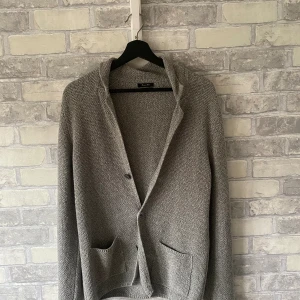 Stickad kavaj  - Säljer denna super snygga Massimo dutti stickade kavajen i super skick. Ställ gärna frågor om ni har funderingar 